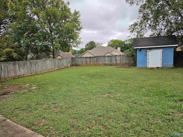 view of yard featuring a shed