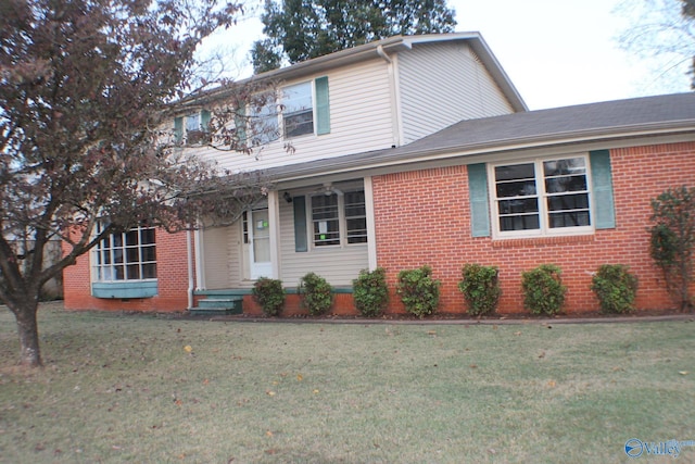 view of front of house featuring a front lawn