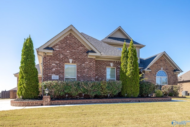 view of front property featuring a front lawn