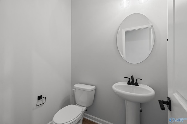 bathroom featuring toilet and sink