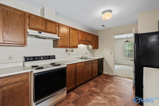 kitchen with hanging light fixtures, sink, a textured ceiling, and black appliances