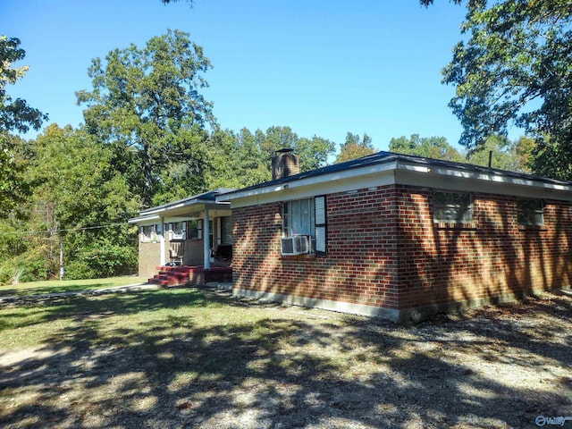 view of front facade featuring cooling unit and a front yard