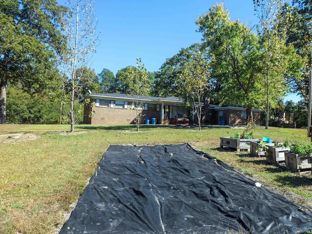 view of front facade with a front yard