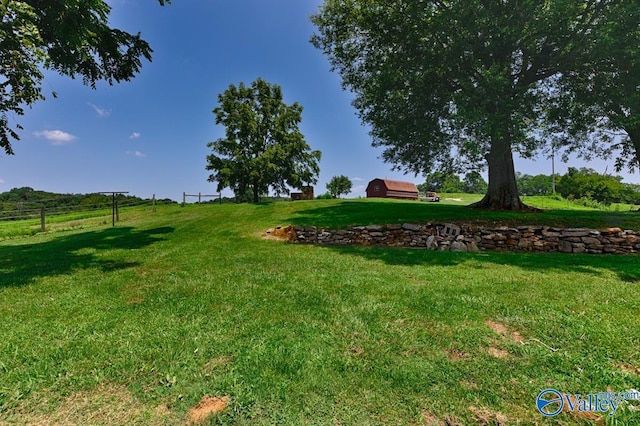 view of yard featuring a rural view