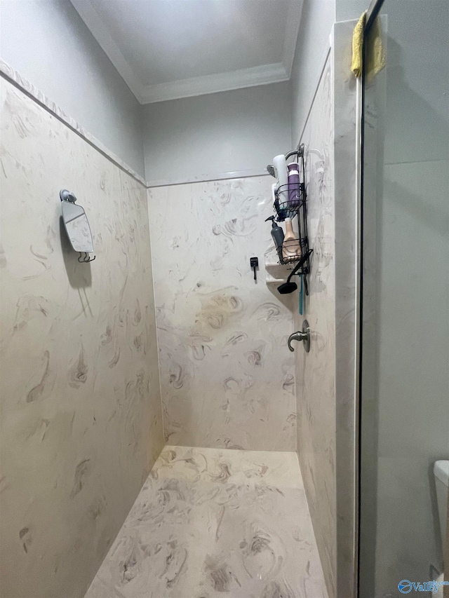 bathroom featuring tiled shower and crown molding