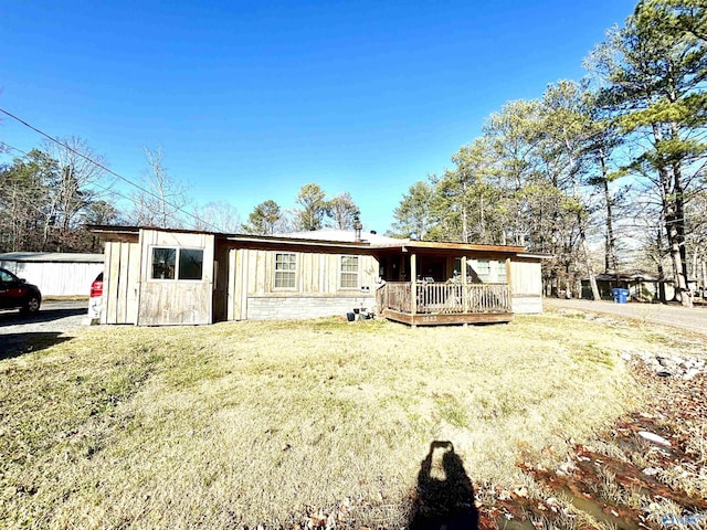 view of front of home featuring a deck and a front yard