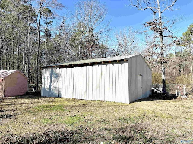 view of pole building featuring a yard