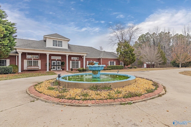 surrounding community with curved driveway