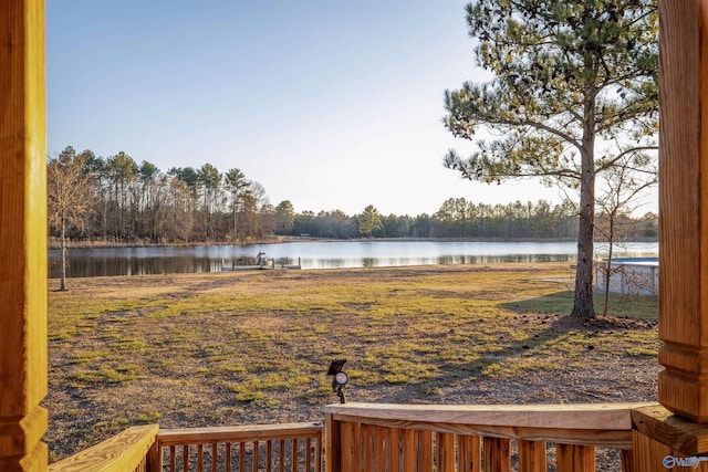 view of yard featuring a water view