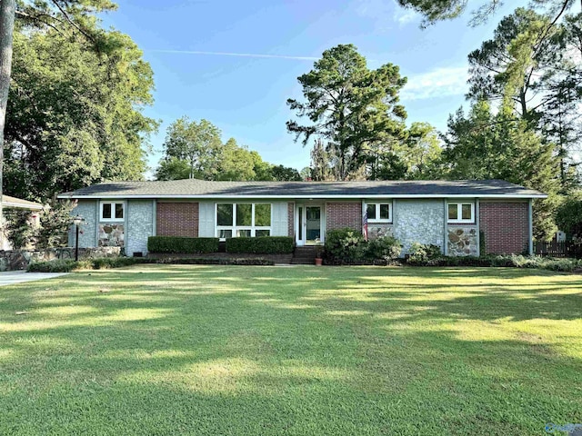 ranch-style house featuring a front yard