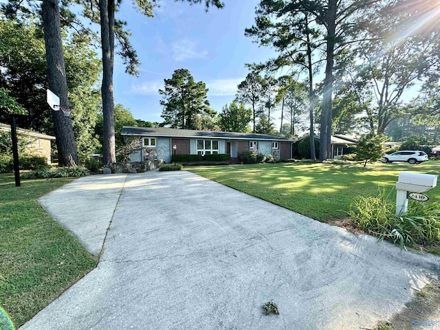 single story home featuring a front yard