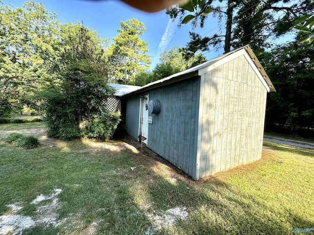 view of outdoor structure featuring a yard