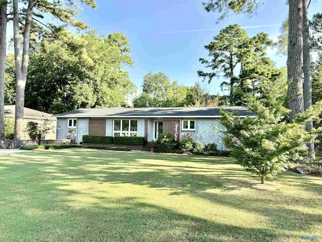 single story home with a front lawn