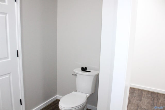 6200 Dalewood Ln, Guntersville, AL 35976 - bathroom featuring wood finished floors, toilet, and baseboards