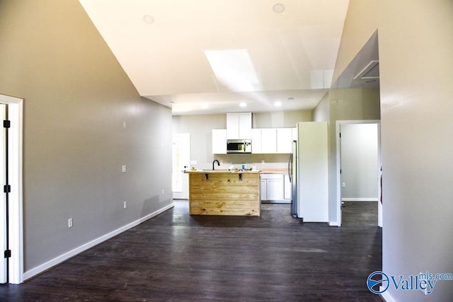 6200 Dalewood Ln, Guntersville, AL 35976 - kitchen with high vaulted ceiling, stainless steel appliances, a kitchen island with sink, light countertops, and dark wood finished floors