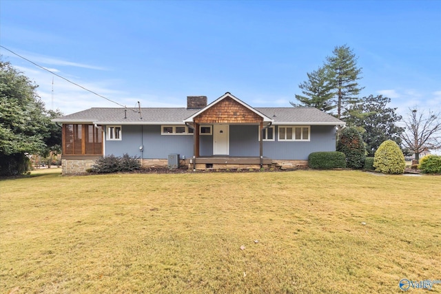 single story home with a front lawn