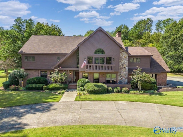 view of front of home featuring a front yard