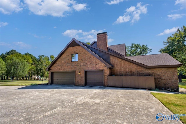 view of front of property featuring a front yard and a garage