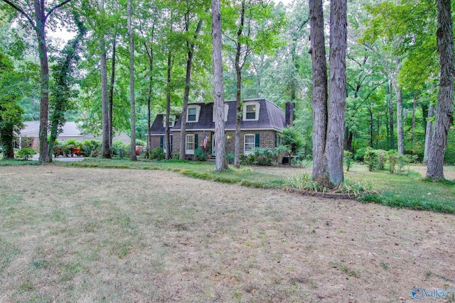 view of front facade featuring a front lawn