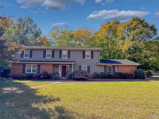 view of front of property featuring a front yard