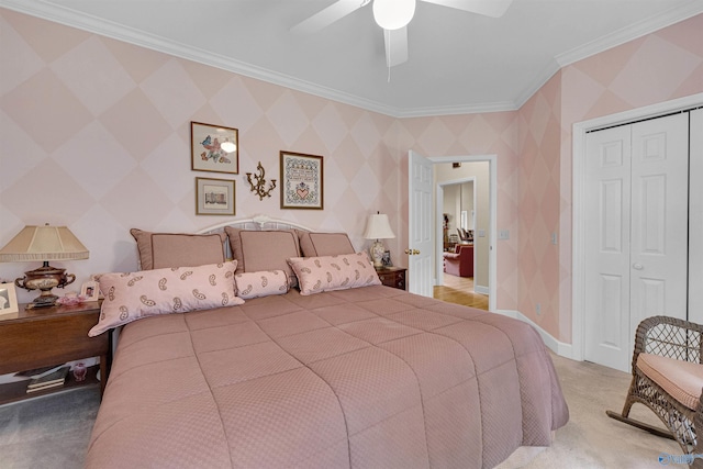 bedroom featuring light colored carpet, a closet, ornamental molding, and ceiling fan