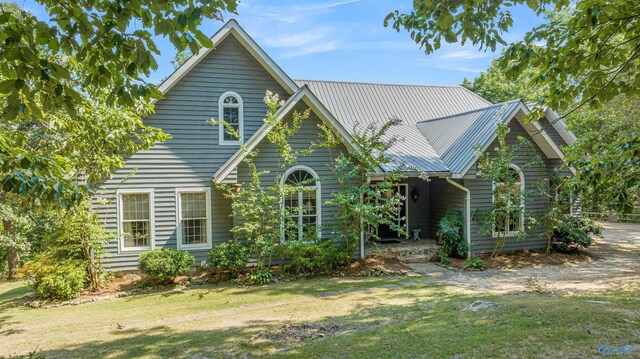 view of front of home featuring a front yard