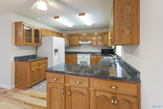 kitchen featuring kitchen peninsula, sink, ceiling fan, light hardwood / wood-style floors, and white appliances