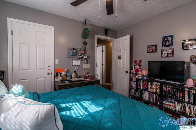 bedroom featuring a textured ceiling and ceiling fan