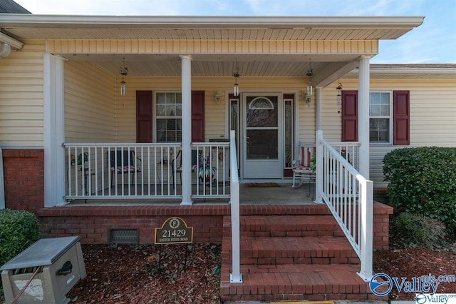 property entrance featuring a porch