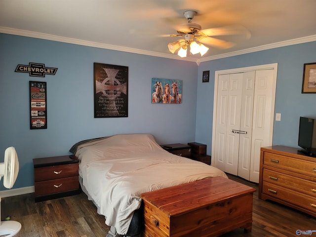 bedroom featuring crown molding, dark wood-type flooring, ceiling fan, and a closet