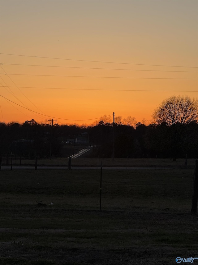 view of yard at dusk