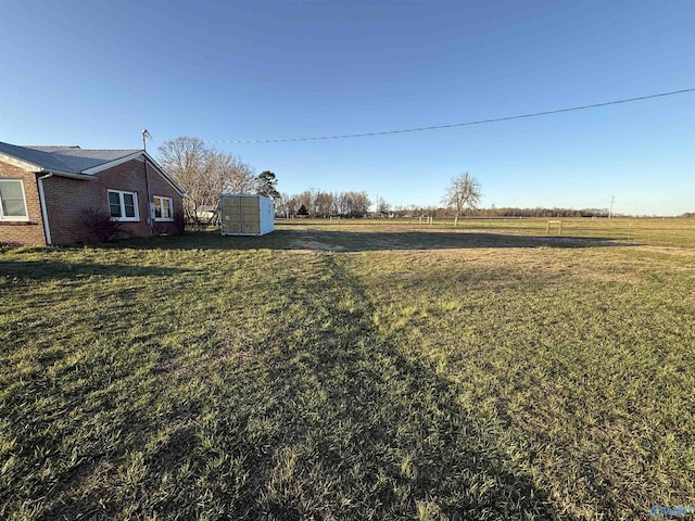 view of yard with a rural view