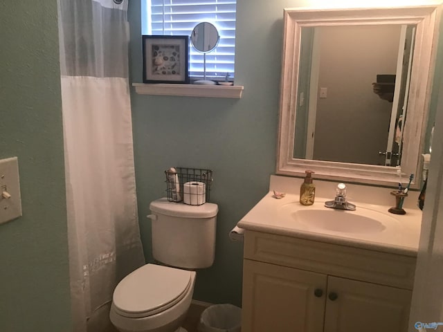 full bathroom with a shower with curtain, toilet, and vanity