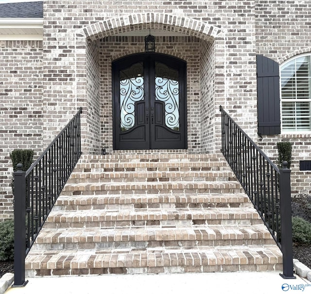 entrance to property with a shingled roof