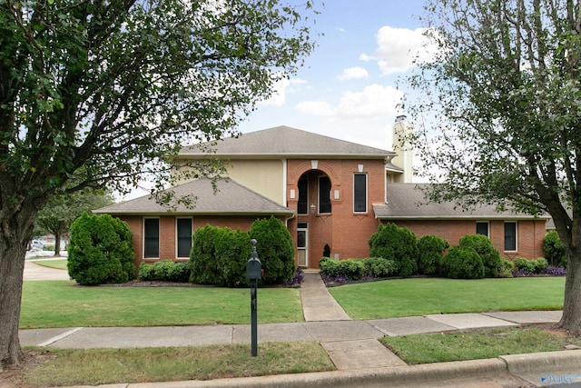 view of front of property featuring a front lawn