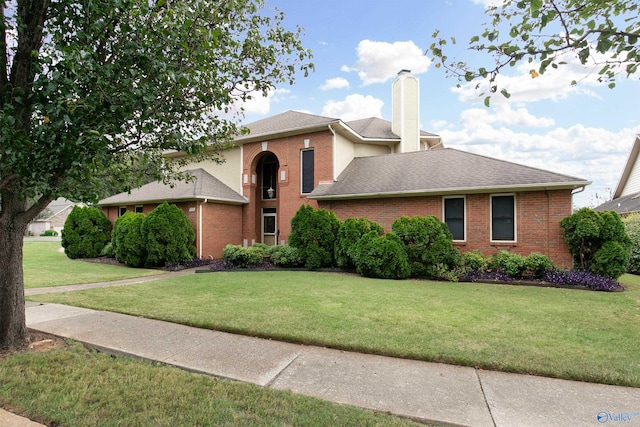 view of front of home featuring a front yard