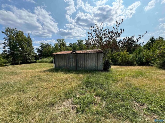 view of yard with a storage shed