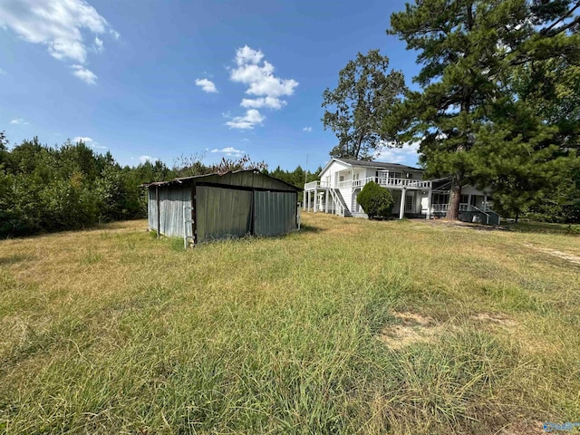 view of yard with an outdoor structure