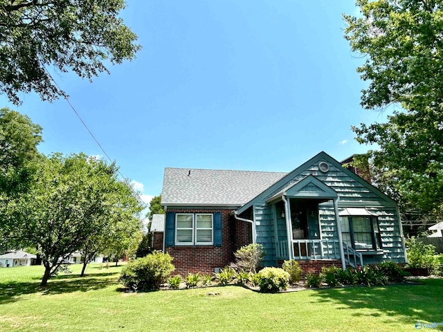 view of front facade with a front lawn