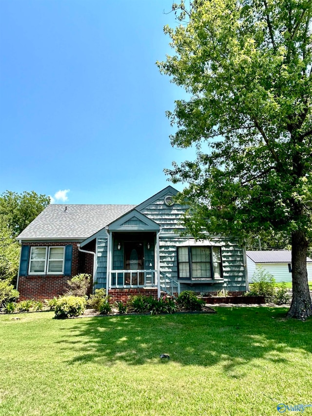 ranch-style home featuring a front lawn