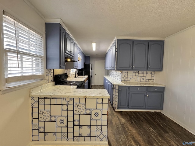 kitchen with sink, crown molding, black range with electric stovetop, a textured ceiling, and kitchen peninsula