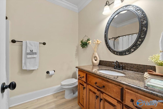 full bath with crown molding, toilet, vanity, wood finished floors, and baseboards