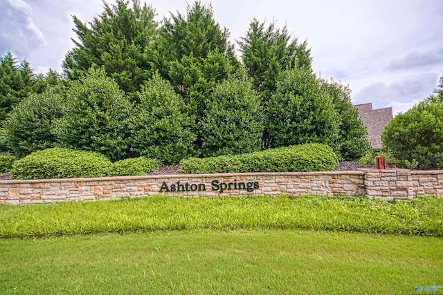 community sign with a lawn