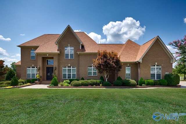 view of front of home featuring a front lawn