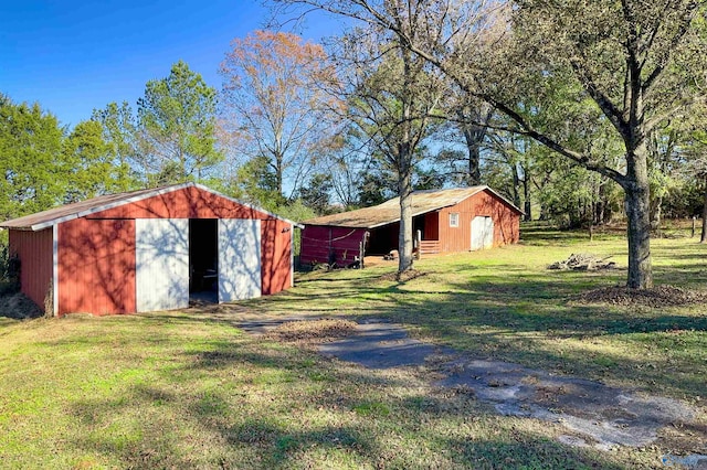 view of yard with an outdoor structure