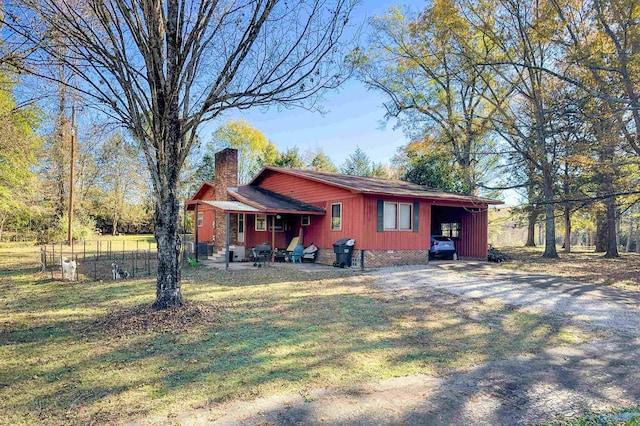 view of front of house featuring a front yard and a carport