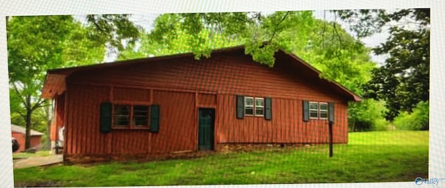 view of front facade featuring a front lawn