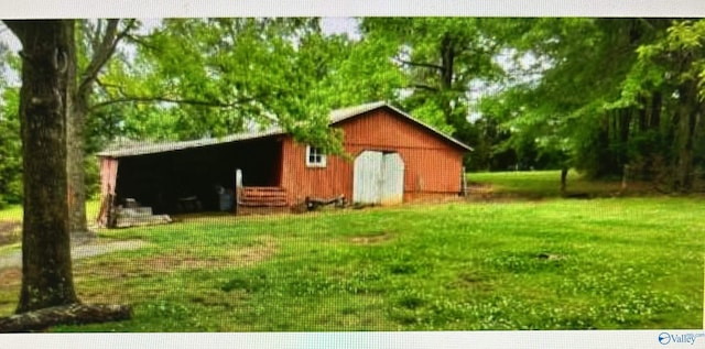 view of yard with an outdoor structure