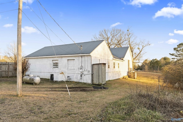 back of house featuring a yard