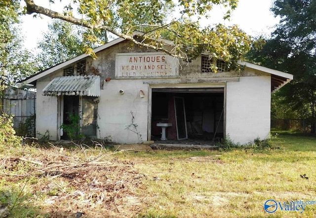 view of outdoor structure with a yard